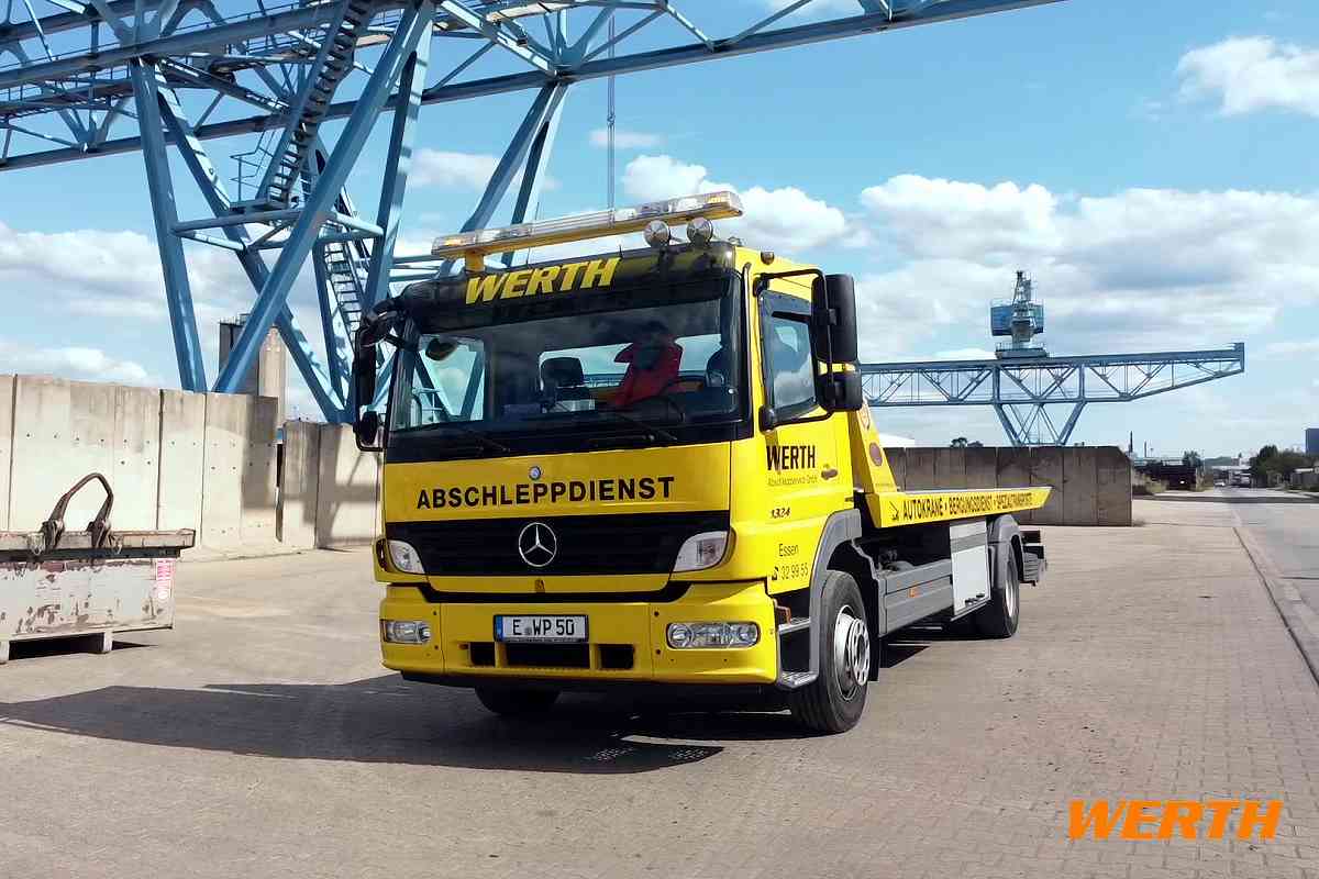 Plateaufahrzeug der Werth Abschleppservice GmbH im Einsatz beim Abschleppen, Bergen und für den Kfz-Transport